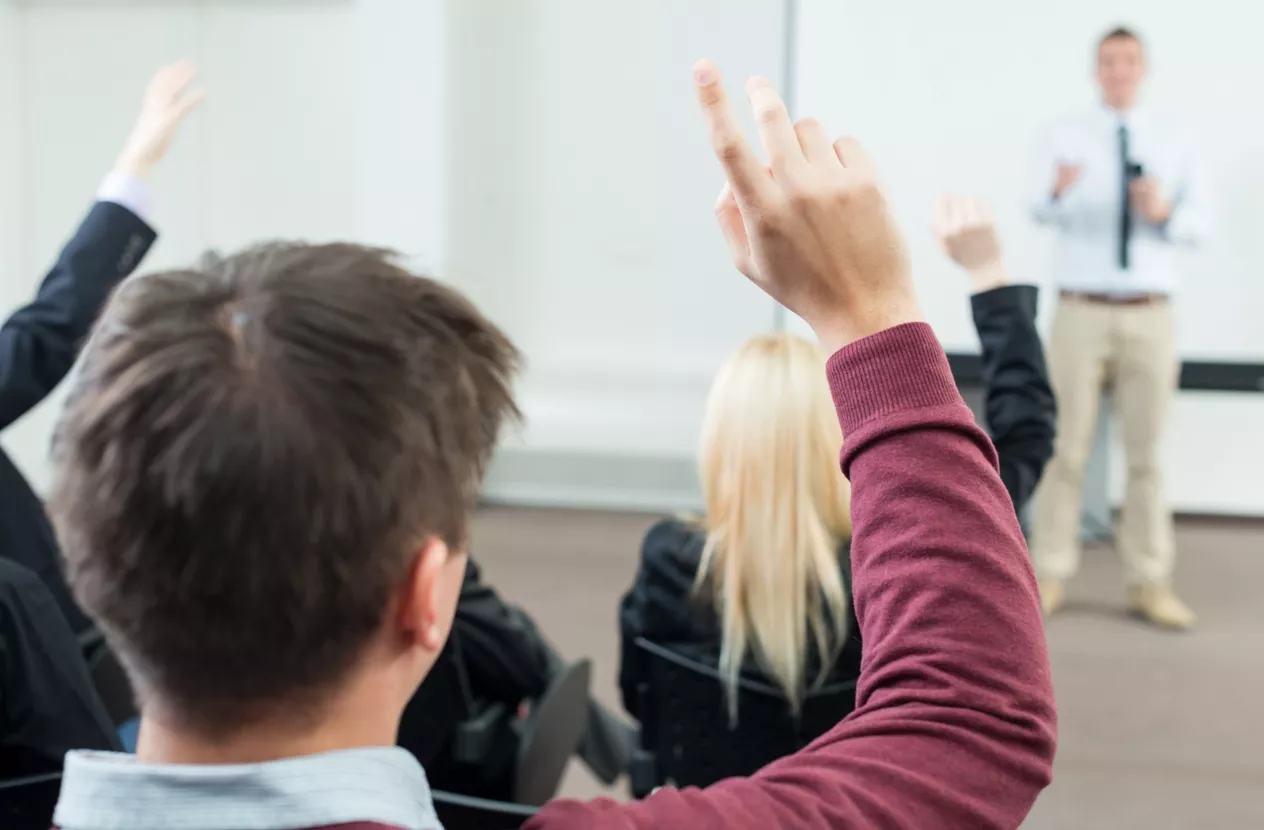 Etudiants lèvent la main